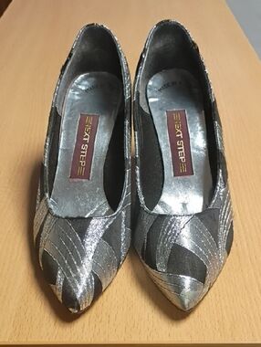 Silver & Black Pointed Toe Women's Pumps